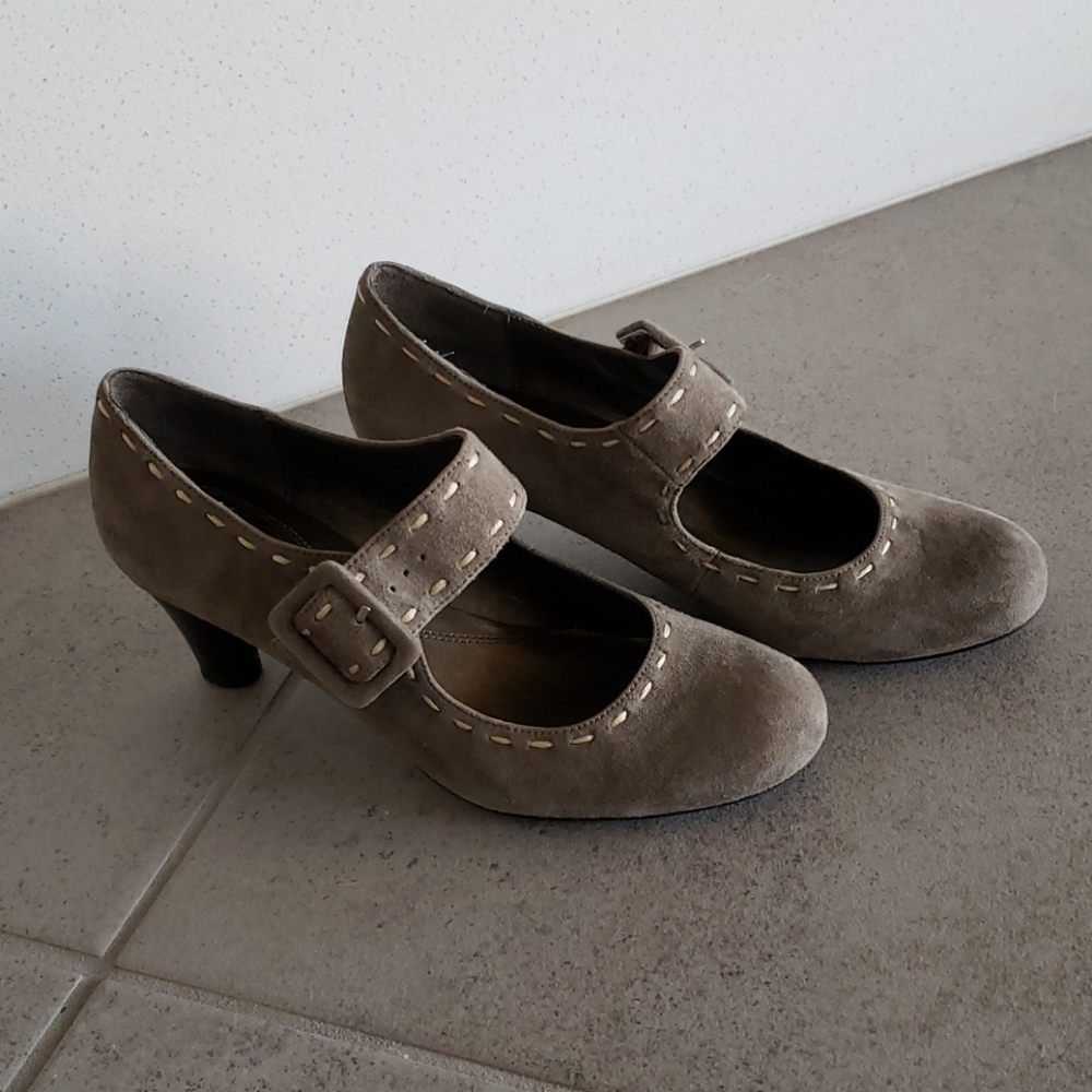Women's dress shoe